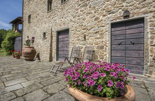 Pescia House | Medieval Tuscan farmhouse with wonderful views