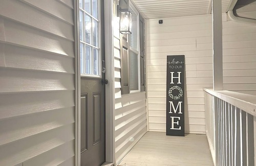 Medina House | Medina Square Retreat - Spacious 4 bdrm home walking distance to the square