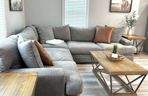 Medina House | Medina Square Retreat - Spacious 4 bdrm home walking distance to the square