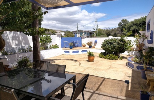 Prevelly Apartment | Mediterranean Apt: Ocean Views Sleeps 6 - Spacious- Families - Couples - Beach