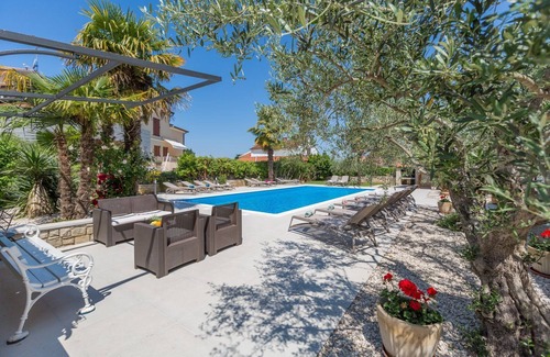 Mali Maj Apartment | Mediterranean flat with 60m2 pool, BBQ area, loungers, washing machine