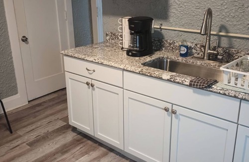Downtown Dayton Condo | Mediterranean riverfront WiFi, AC in downtown DAYTON & 3 min to UD AMAZING ❤️