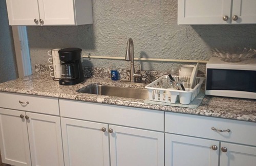 Downtown Dayton Condo | Mediterranean riverfront WiFi, AC in downtown DAYTON & 3 min to UD AMAZING ❤️