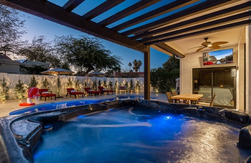 Santiago House | ☀️🏌️Mediterranean Villa! 2 King Suites + Casita, 8 Person Spa & Heated Pool!