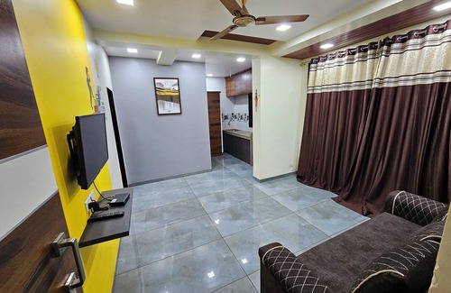 Panchgani Apartment | Meera's NB & DB 1 - bedroom apartment with WiFi and AC in picturesque Panchgani