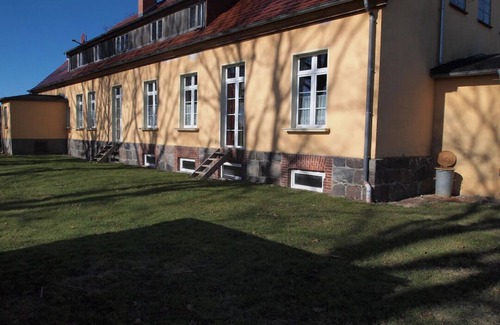 Altenkirchen Apartment | Meerblickwohnung - Meerzauber. Gutshaus Reidervitz mit Großem Lindengartenarten
