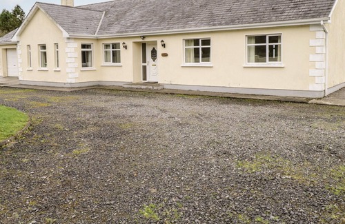 Lavally Cottage | MEES HOUSE, pet friendly, with open fire in Timicat, County Galway