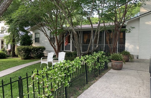 Fairhope Cottage | “Meet Me in Fairhope”-Walk to bay and beach in the heart of Fairhope!
