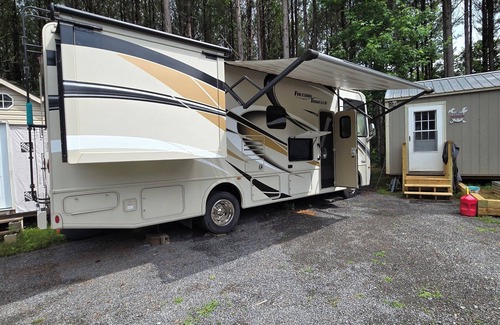 Chickamauga Lake House | MEGA'S home away from home is centrally located to many of East Tn attractions