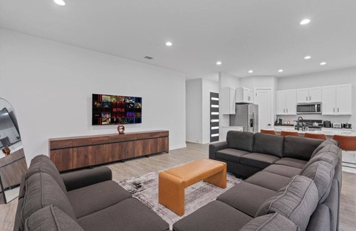 University Hills and Windsor Park House | Mega Sized Luxury - Up to 24 Ppl - Downtown Access