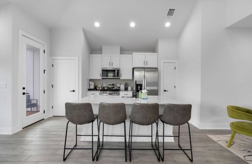 University Hills and Windsor Park House | Mega Sized Luxury - Up to 24 Ppl - Downtown Access