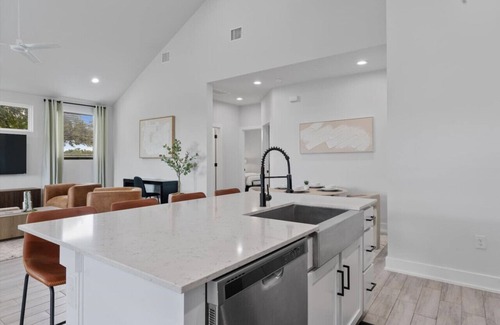 University Hills and Windsor Park House | Mega Sized Luxury - Up to 24 Ppl - Downtown Access