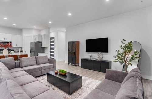 University Hills and Windsor Park House | Mega Sized Luxury - Up to 24 Ppl - Downtown Access