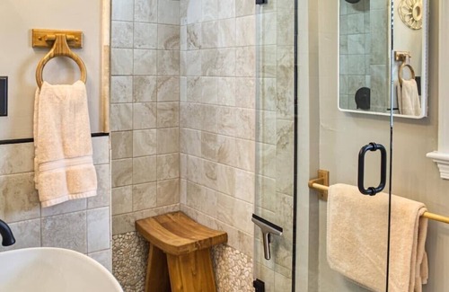 Lincolnia Cottage | Megan's Entire Cottage Studio Located 10 Minutes From D.C. With Private Parking