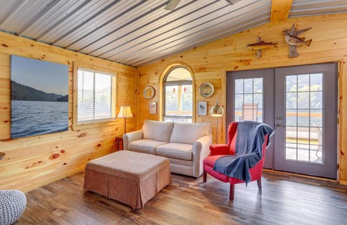 Boswell House | Melbourne Home with Fire Pit on the White River!