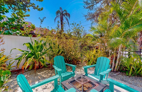 Bayou Oaks House | Mellow Memories | Sun-filled house in Sarasota with al fresco dining & hammock