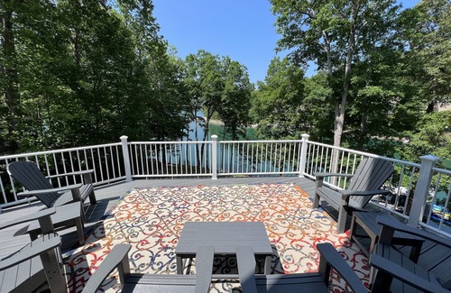 Big Creek House | Mem Day Avail, HUGE screened porch, 2story dock,kayaks, cornhole Deep water COVE