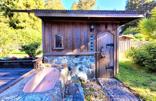 Fort Bragg House | Mendocino Coast Home with Sauna and Fireplace