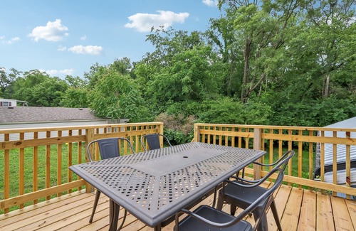 Indianapolis House | Meridian Hills Woodland View - King Bed Sleeps 10. Minutes from Broad Ripple!