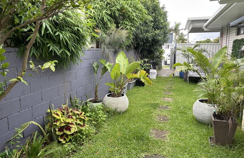 Mermaid Waters Villa | Mermaid Beach Pet-Friendly Cottage - walk to the beach, cafes, and woollies.