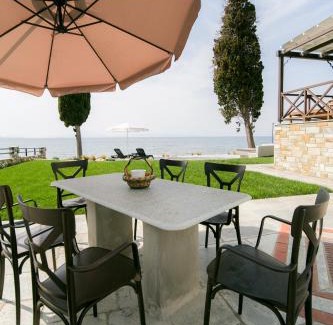 Koropi Apartment | Mermaid Beachfront Villa