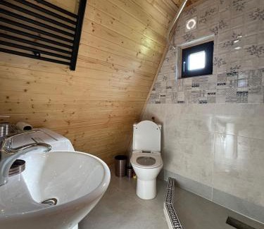 Bagvdanari Ski Chalet | Mestia Sunrise Cottage - 1BR Cosy Stay in Svaneti