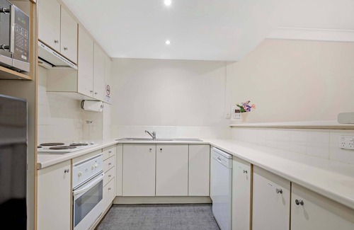 Camperdown Apartment | MetaWise Cozy 1BR City Pad W Parking Near RPA & Sydney Uni