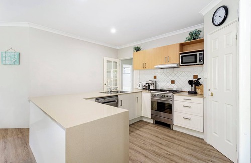 City Of Busselton House | Meters to Beach, Short Walk to Town!