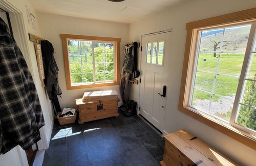 Carlton House | METHOW VALLEY RIVER HOUSE W/84' River DecknSleeps10 Inside, and Pet friendly.
