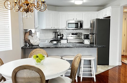 West Valley City Apartment | Meticulously clean condo/1gig fiber optics internet
