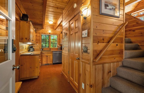 Camp Sherman Cabin | Metolius River Resort Cabin 3 Luxurious cabin on the Metolius River w/fireplace