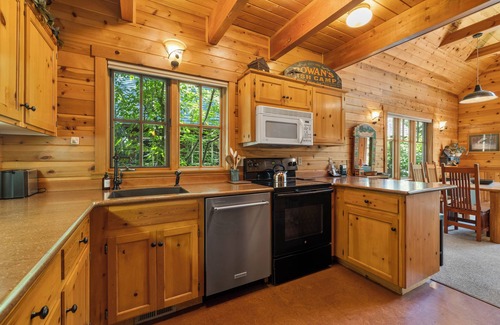 Camp Sherman Cabin | Metolius River Resort Cabin 3 Luxurious cabin on the Metolius River w/fireplace