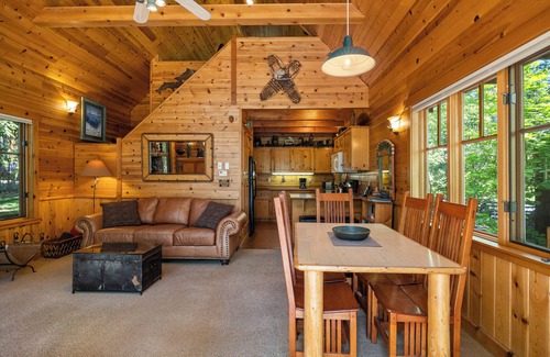 Camp Sherman Cabin | Metolius River Resort Cabin 3 Luxurious cabin on the Metolius River w/fireplace
