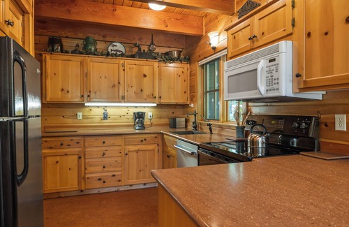 Camp Sherman Cabin | Metolius River Resort Cabin 3 Luxurious cabin on the Metolius River w/fireplace