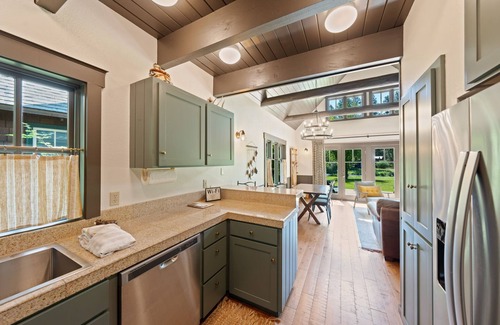 Camp Sherman Cabin | Metolius River Resort Cabin 5 Luxurious cabin on the Metolius River w/fireplace