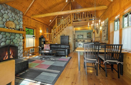 Camp Sherman Cabin | Metolius River Resort Cabin 6 Luxurious cabin on the Metolius River w/fireplace