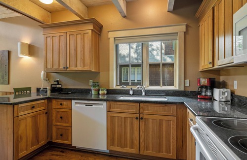 Camp Sherman Cabin | Metolius River Resort Cabin 7 Luxurious cabin on the Metolius River w/fireplace