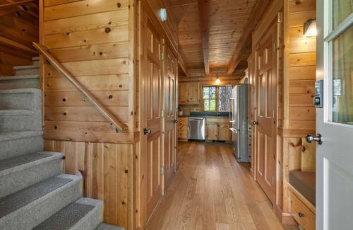 Camp Sherman Cabin | Metolius River Resort Cabin 12 Luxurious cabin on the Metolius River & fireplace