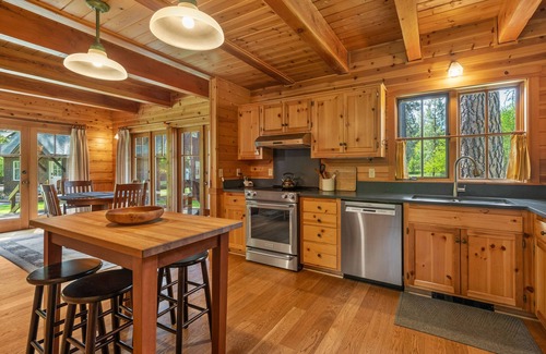 Camp Sherman Cabin | Metolius River Resort Cabin 12 Luxurious cabin on the Metolius River & fireplace