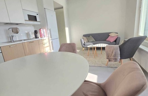 Espoo Apartment | Metsämansikan helmi
