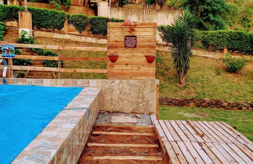 Mairipora Ski Chalet | Mezzanine space! barbecue, pizza oven, wood-burning stove, swimming pool.