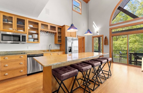 Sherrills Ford Cabin | Mi Casa, Su Casa by AvantStay | Lakefront Escape