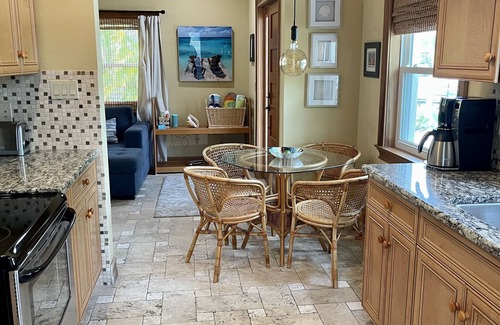 Anna Maria Villa | MI Oasis Getaway! Just 200 Steps to the Beach on a very quiet street