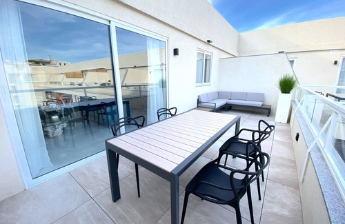 Qawra Apartment | Mia White Luxury Suite with large private terrace, 2bed2bath, 50mt from the sea