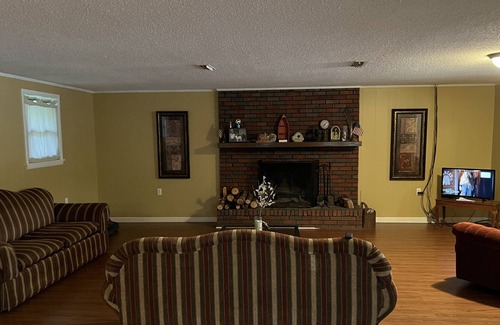 Andalusia Cabin | Micah’s Cabin, on beautiful Gantt Lake!
