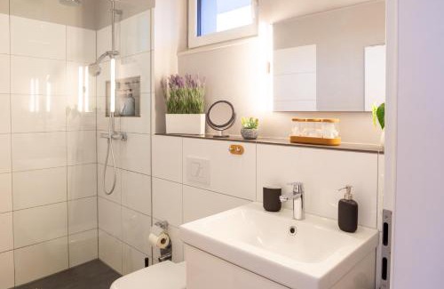 Oldenburg Apartment | MiCasa OL - Modernes Penthouse - Stellplatz - Küche - WLAN - Dachterrasse