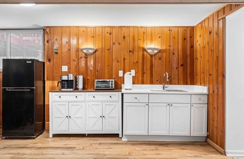 Yorkshire Apartment | Mid-Century Cabin Retreat | Cozy Apt Suite Getaway