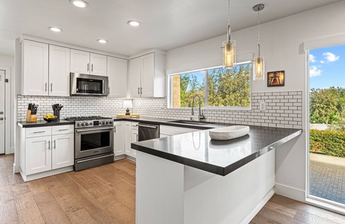 Downtown Riverside House | Mid Century Hilltop Getaway (Entire Home)