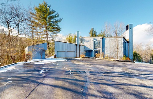 Jackson House | Mid-century home with incredible Mt. Washington view, private sauna & deck