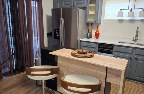 McAlpine Apartment | Mid Century Modern Spacious 4BR Home All Inclusice South Charlotte
